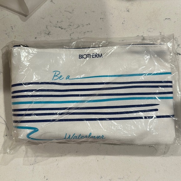 Biotherm Zipper Pouch Mini Gift Set - Picture 2 of 2